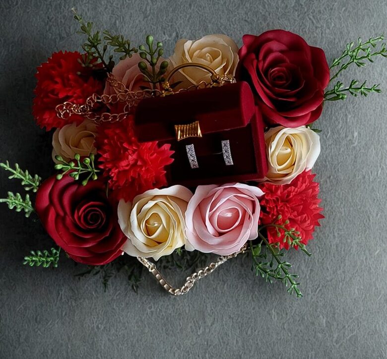 Ziepju ziedu dāvanu somiņa ar sudraba auskariem vai rotu kastīti